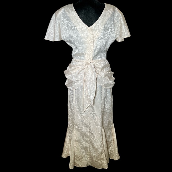 Janelle - 80's Does 40's Cream Jacquard Textured Flounce Dress - Size 11/12 - Picture 5 of 12